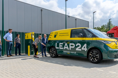 Wethouder Gerdien Rots opent snellaadstation van LEAP24 in Zwolle