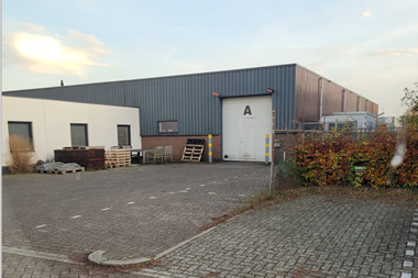 Brandgevaarlijk: containers en pallets tegen een gevel! 